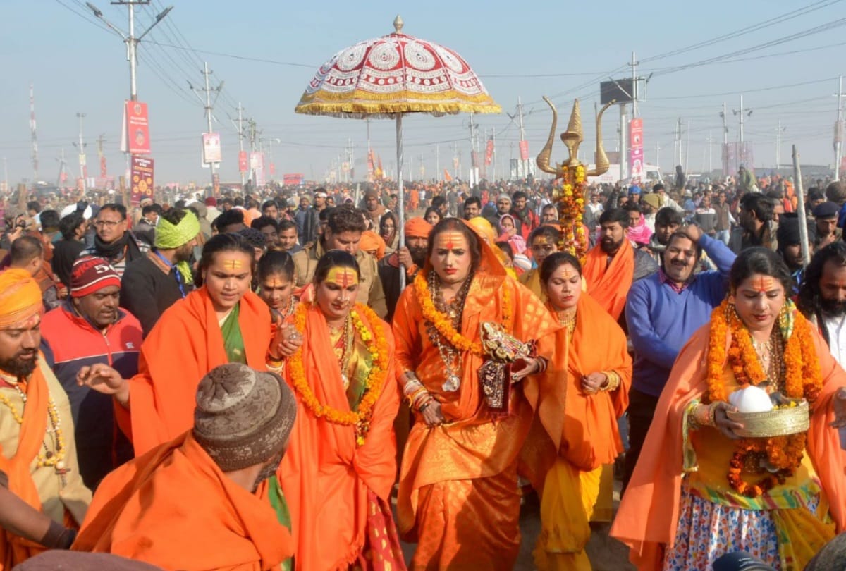 kumbh 2019 all akhara sant march to sangam devotees says scene like as bhole ki barat