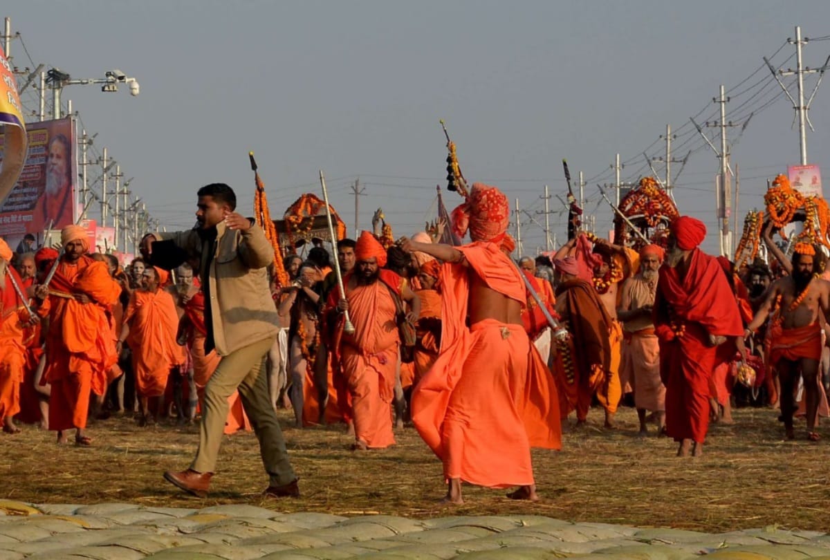 kumbh 2019 all akhara sant march to sangam devotees says scene like as bhole ki barat