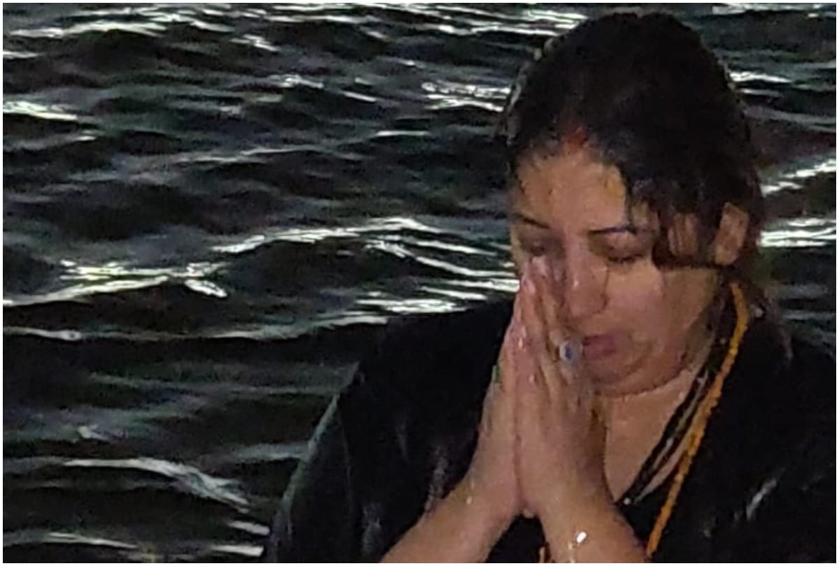 Cabinet minister smriti irani took bath at sangam prayagraj kumbh