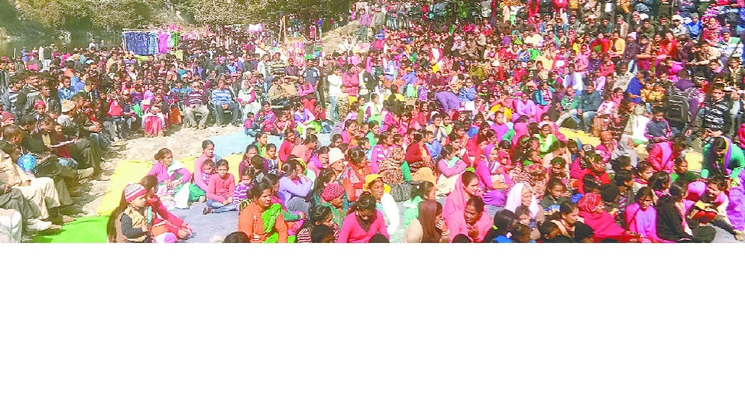 Thousands of people did the Ganga bath in Uttarayanay festival