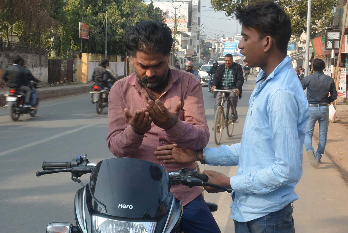 Makar sankranti kite festival Kite flying carefully do not use chinese manjha varanasi