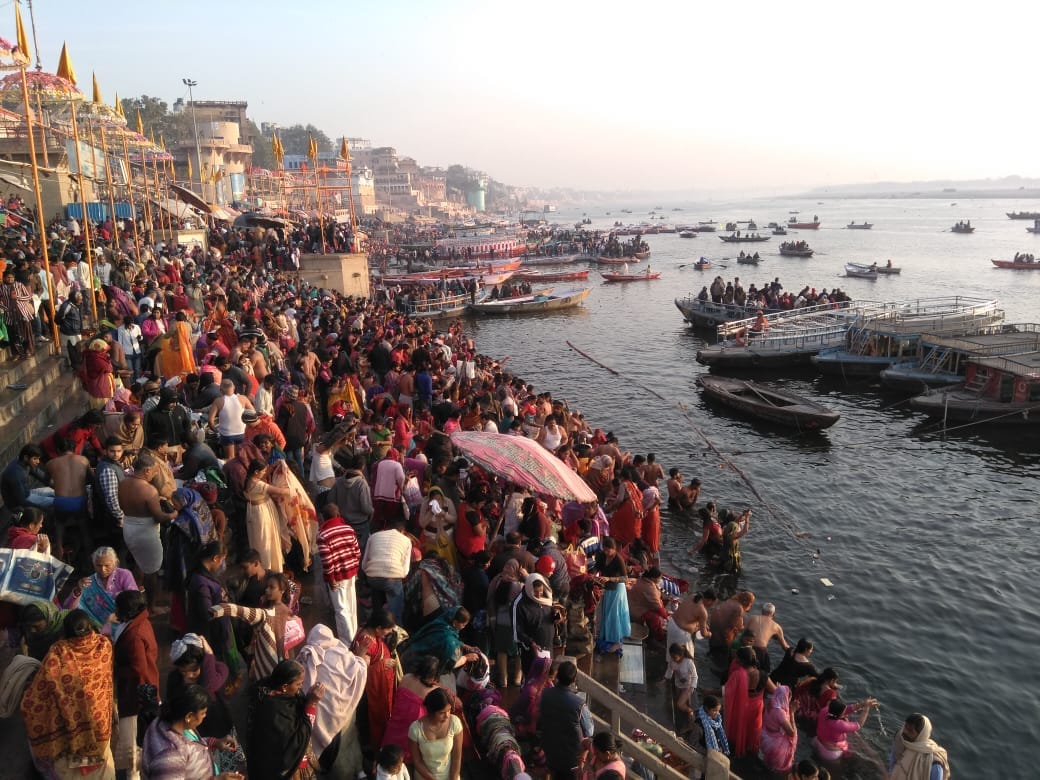 Devotees take holy dip in ganga at varanasi on maka sankranti