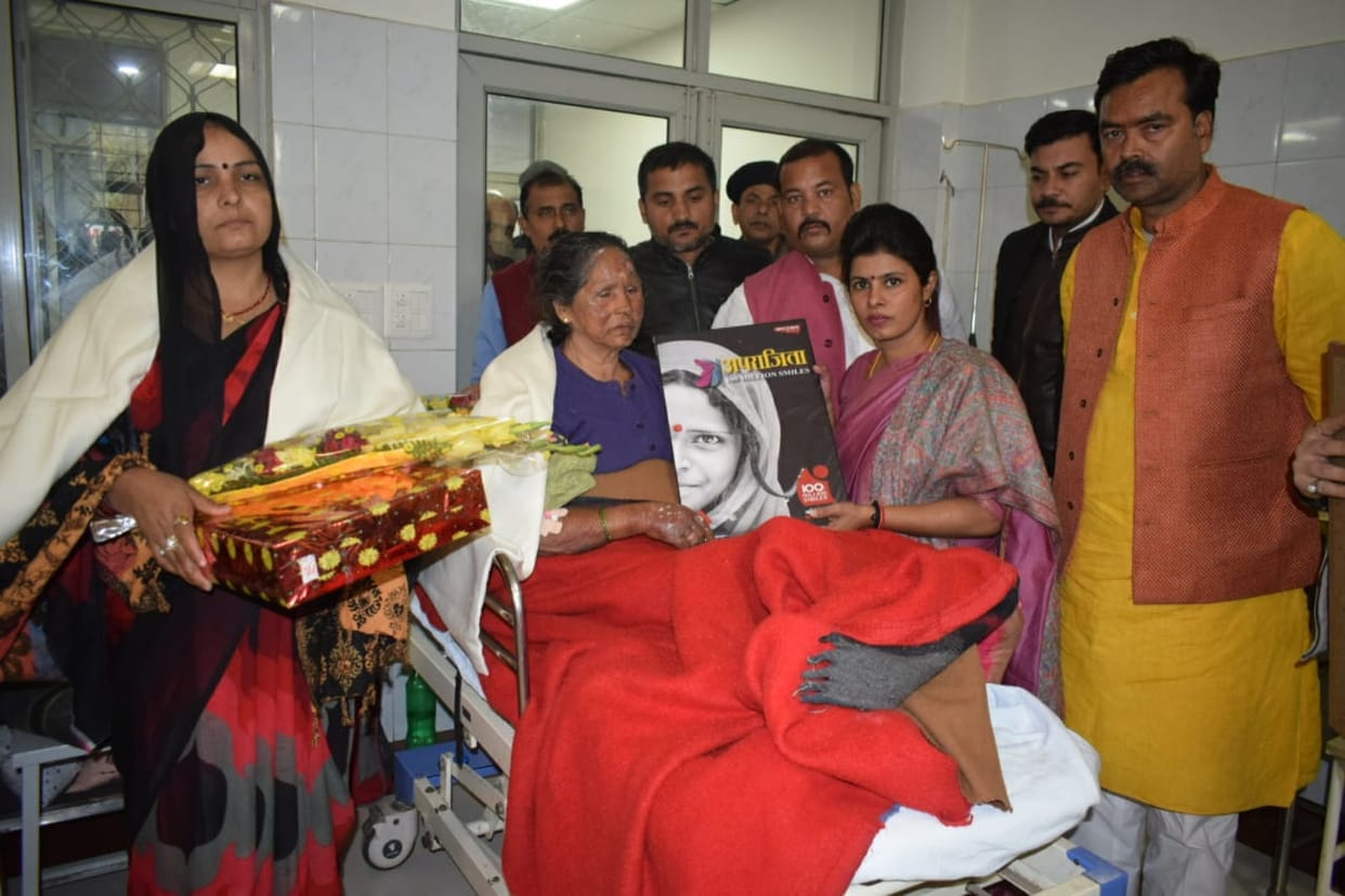 NRI minister swati singh gave aprajita honour to those lady who save life of 19 kids