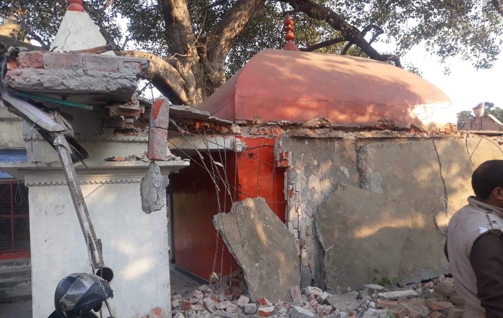 High speed truck entered in hanumaan temple at varanasi