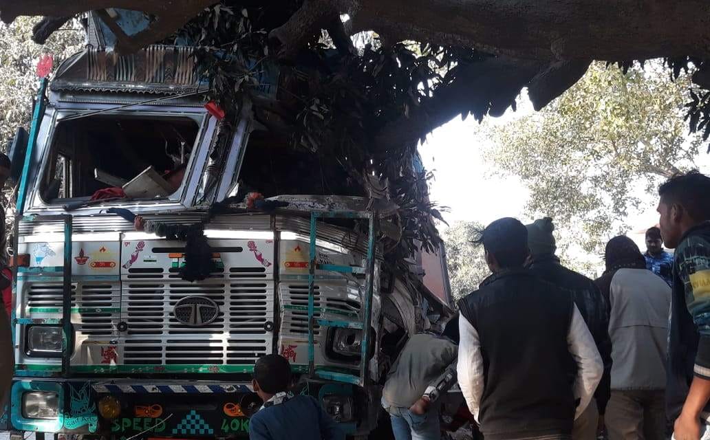 High speed truck entered in hanumaan temple at varanasi