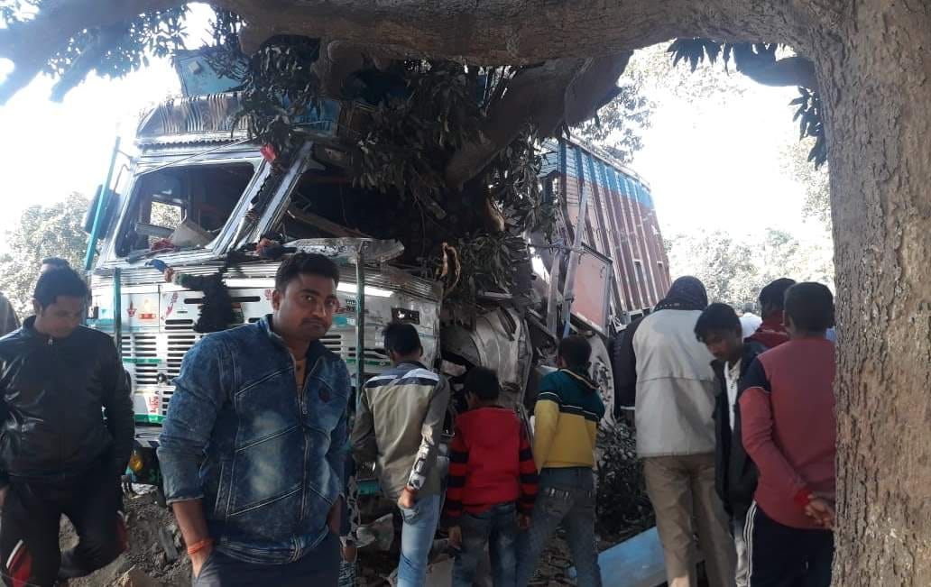 High speed truck entered in hanumaan temple at varanasi