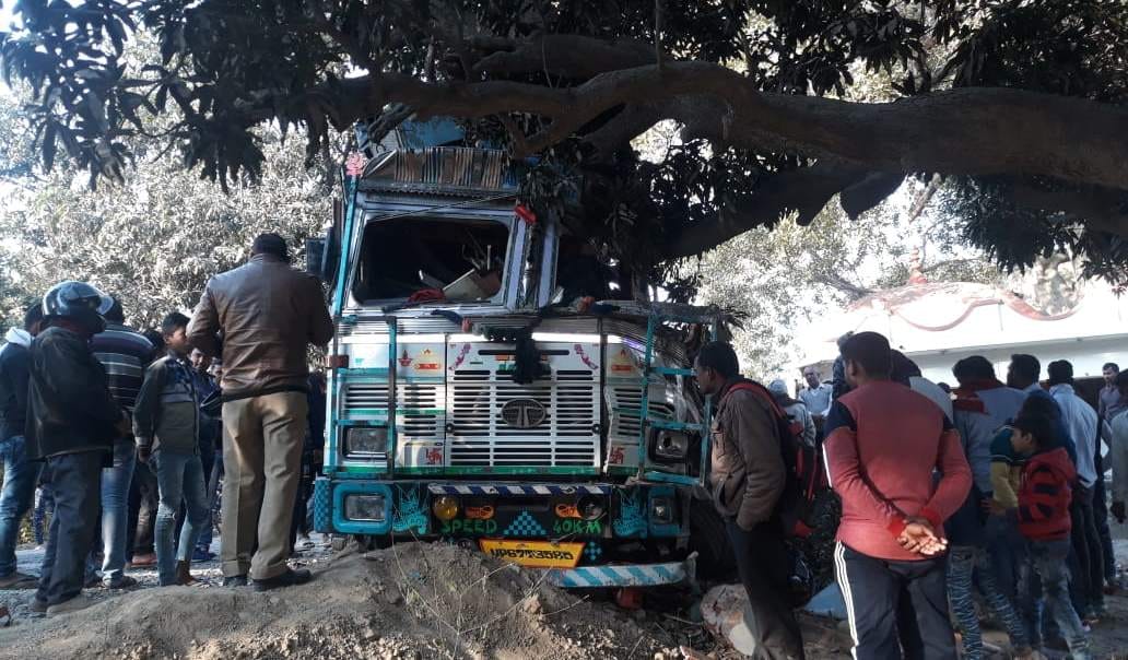 High speed truck entered in hanumaan temple at varanasi