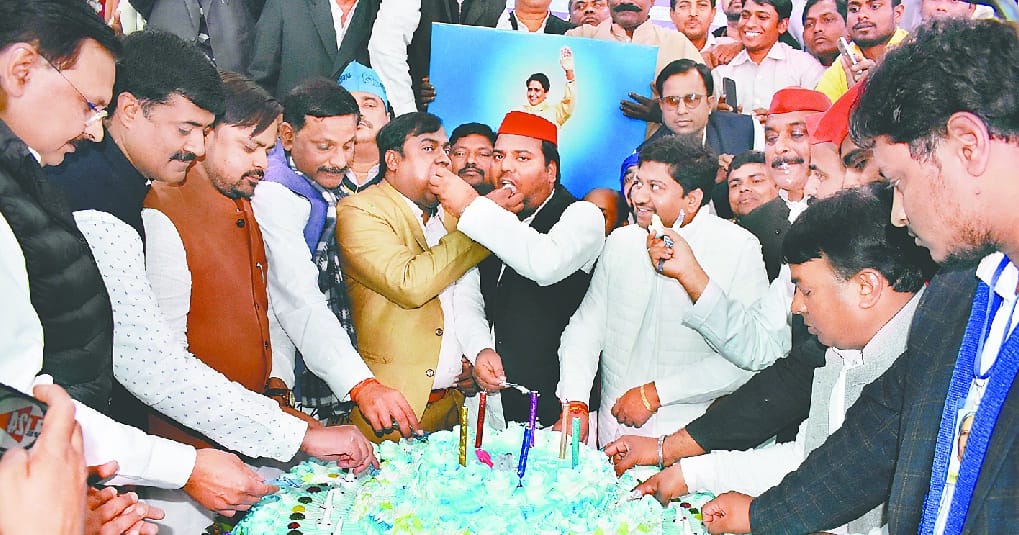 मायावती और डिंपल का जन्मदिन मनाया