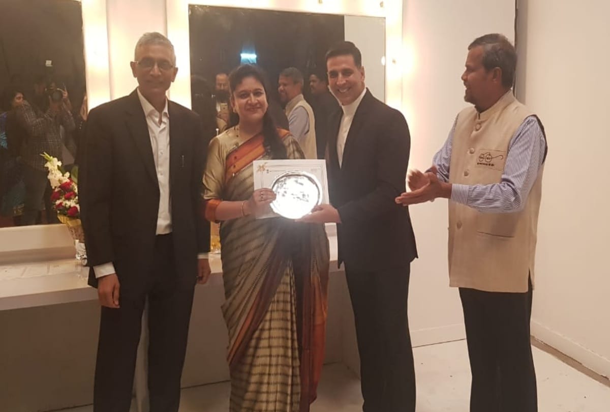 akshay kumar meets 12 dm of country who wins competition of world toilet day ritu maheshwari only up