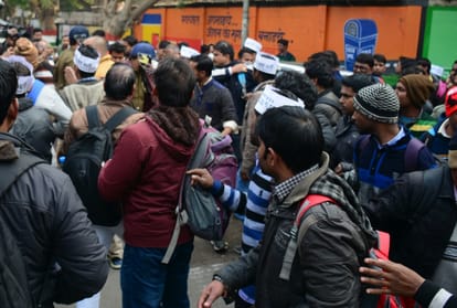 applicants protest for assistant teachers recruitment.