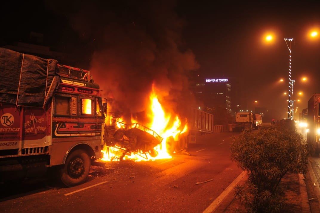 accident in shaheed path in lucknow vehicle caught fire