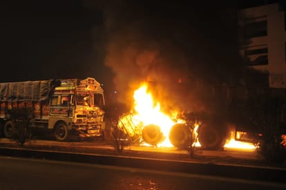 accident in shaheed path in lucknow vehicle caught fire