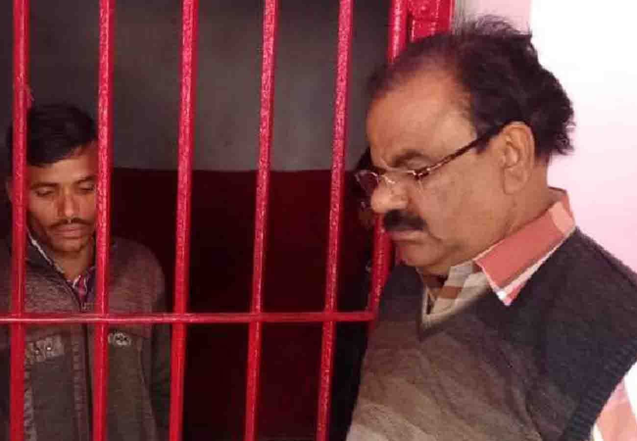 man was taking rupees for Ayushman letter