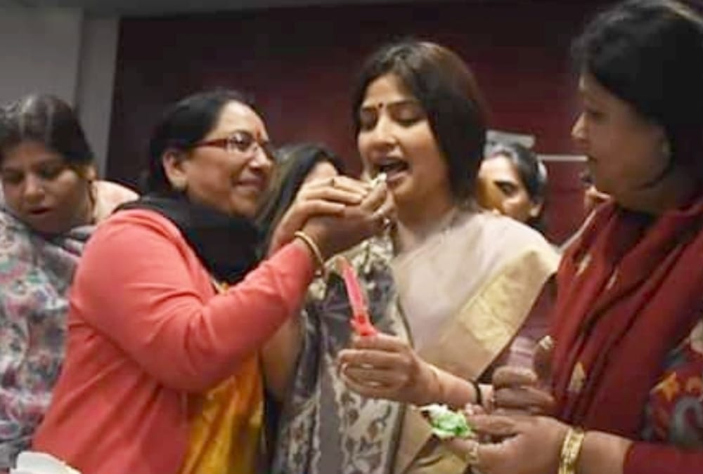mayawati send cake and flowers for dimple yadav on her birthday.