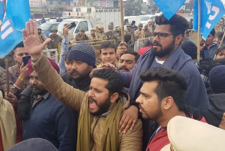 Delhi Police stopped the NSUI's yatra on Kundali border