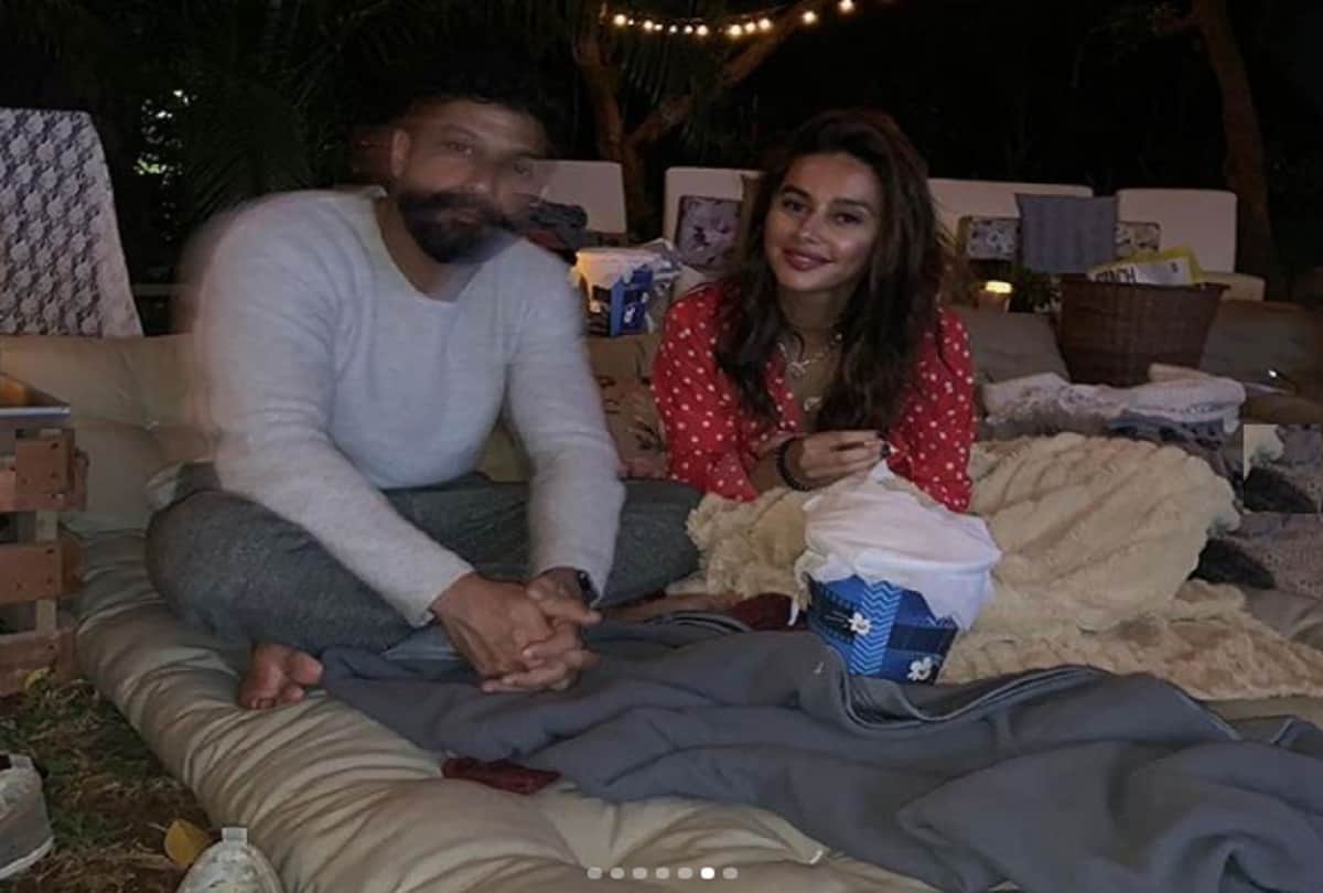 farhan akhtar parents are not happy to his pda with girlfriend shibani dandekar