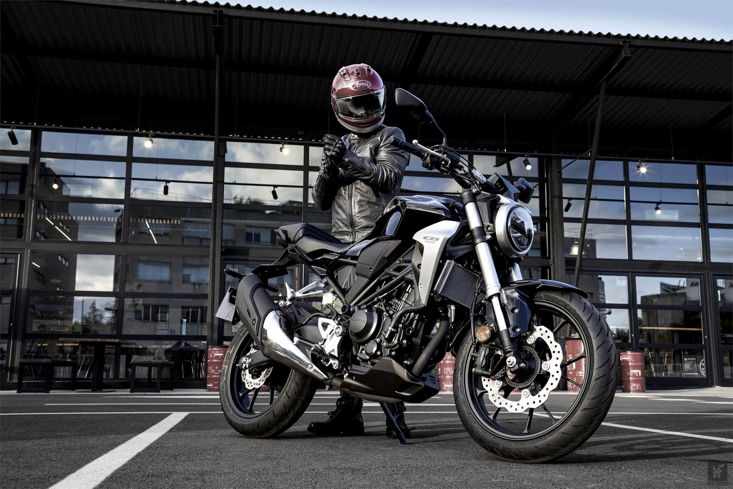 Why Purchase Honda CB300R and what is difference with Honda CBR 250R