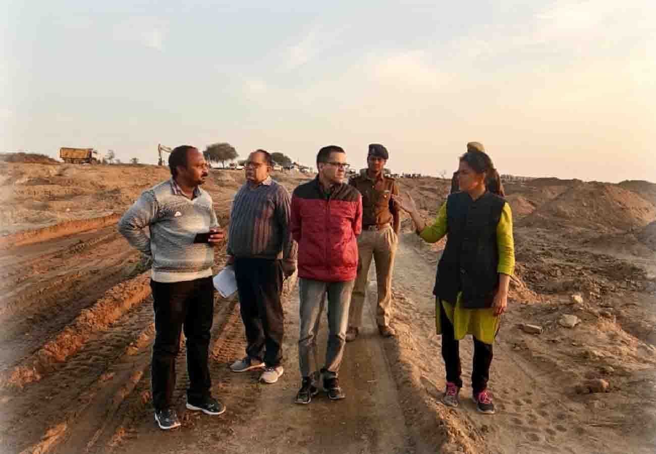 when this lady officer taking action on illegal mining in up