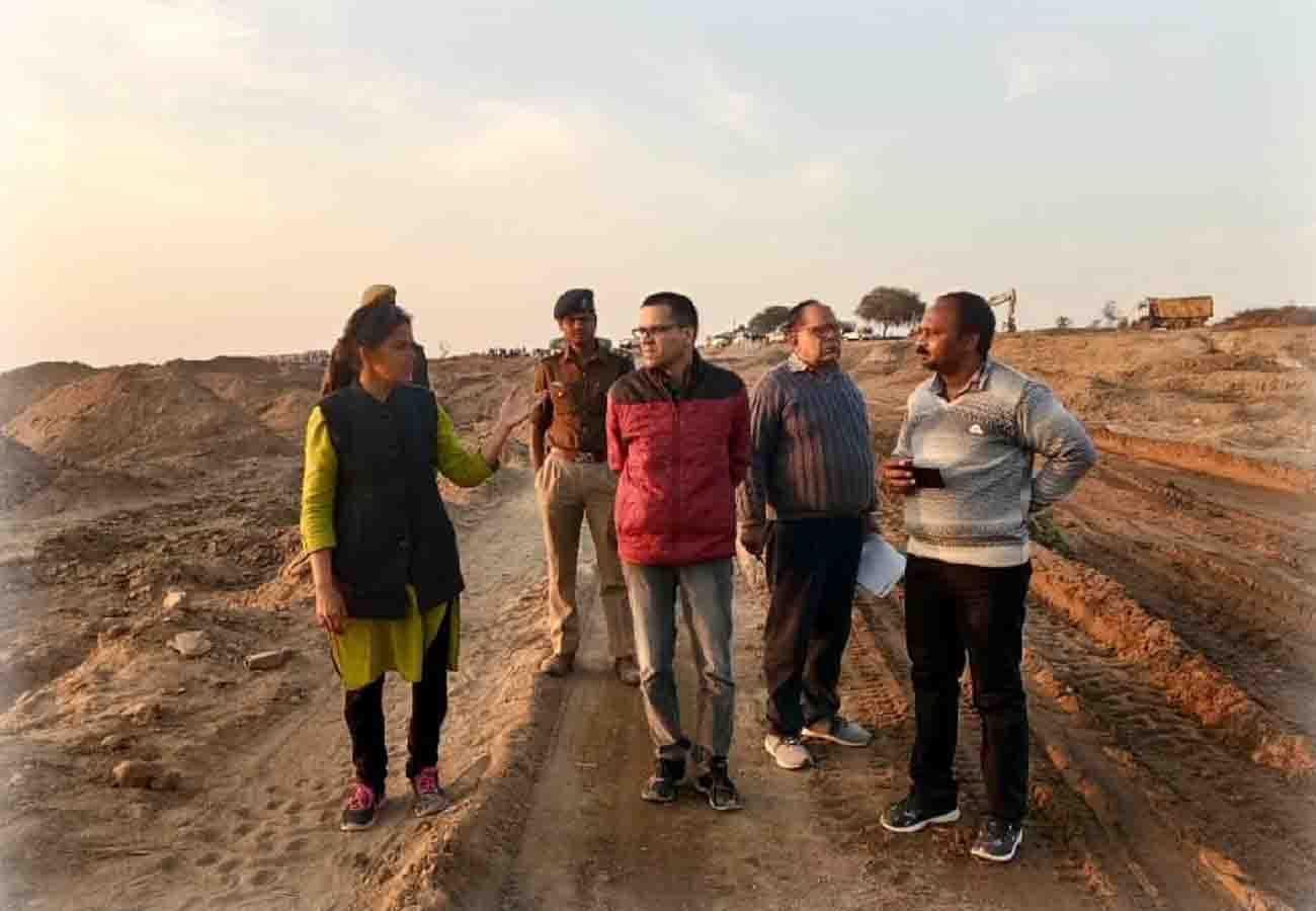 when this lady officer taking action on illegal mining in up