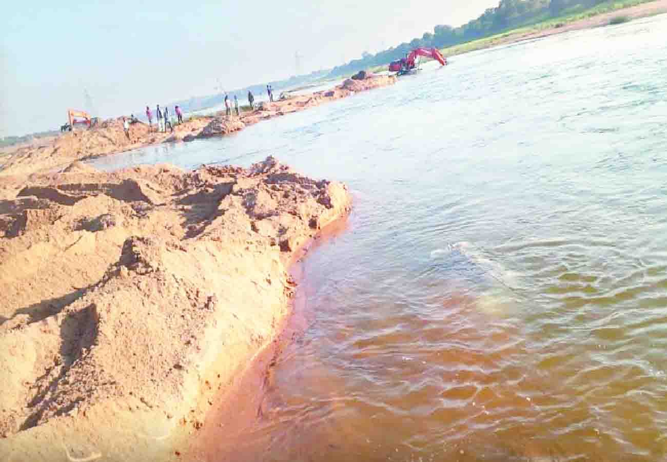 when this lady officer taking action on illegal mining in up