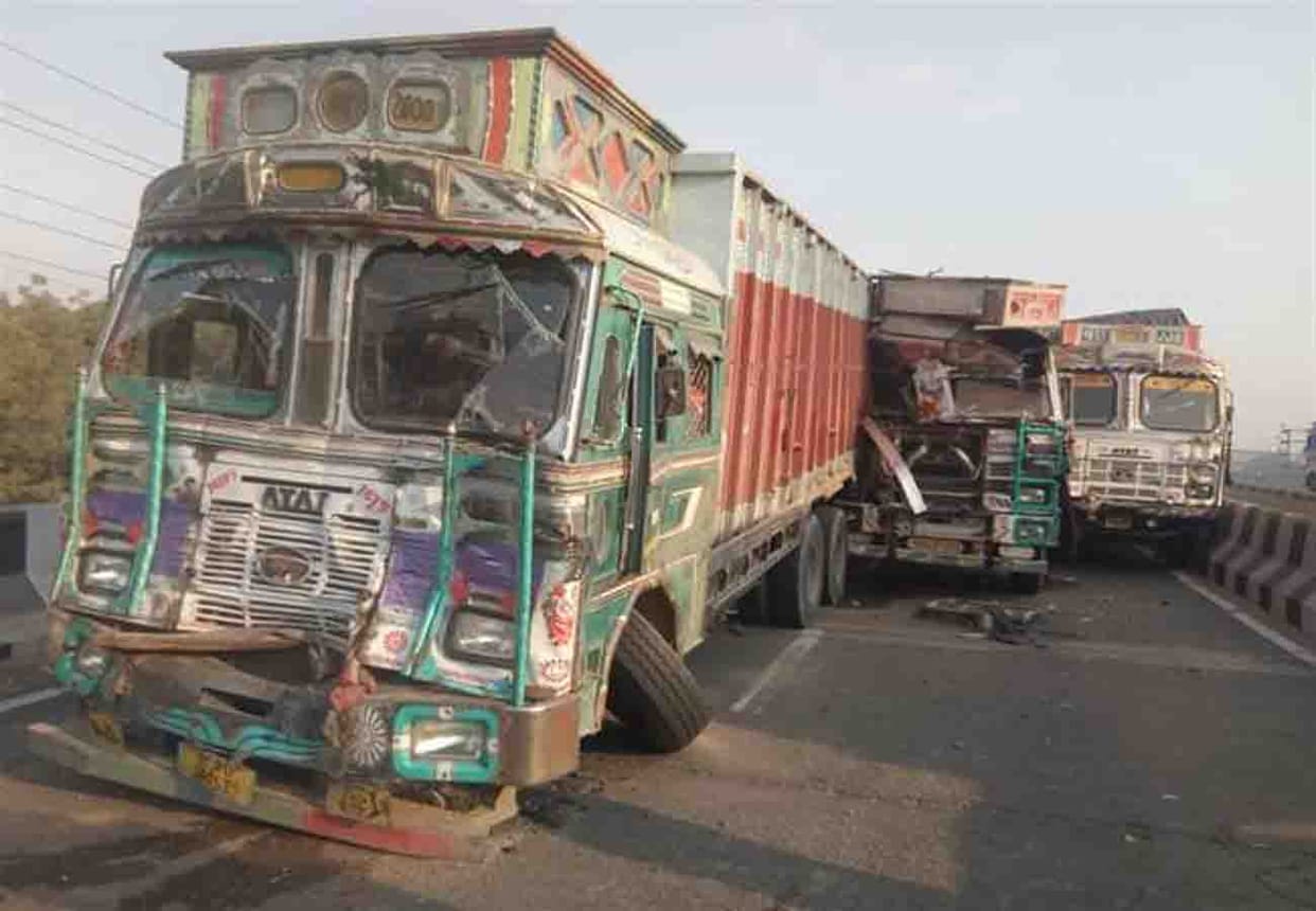 road accident in kanpur because of heavy fog