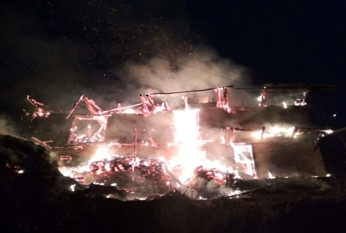 Three story building of nine rooms gutted in fire at mandi himachal