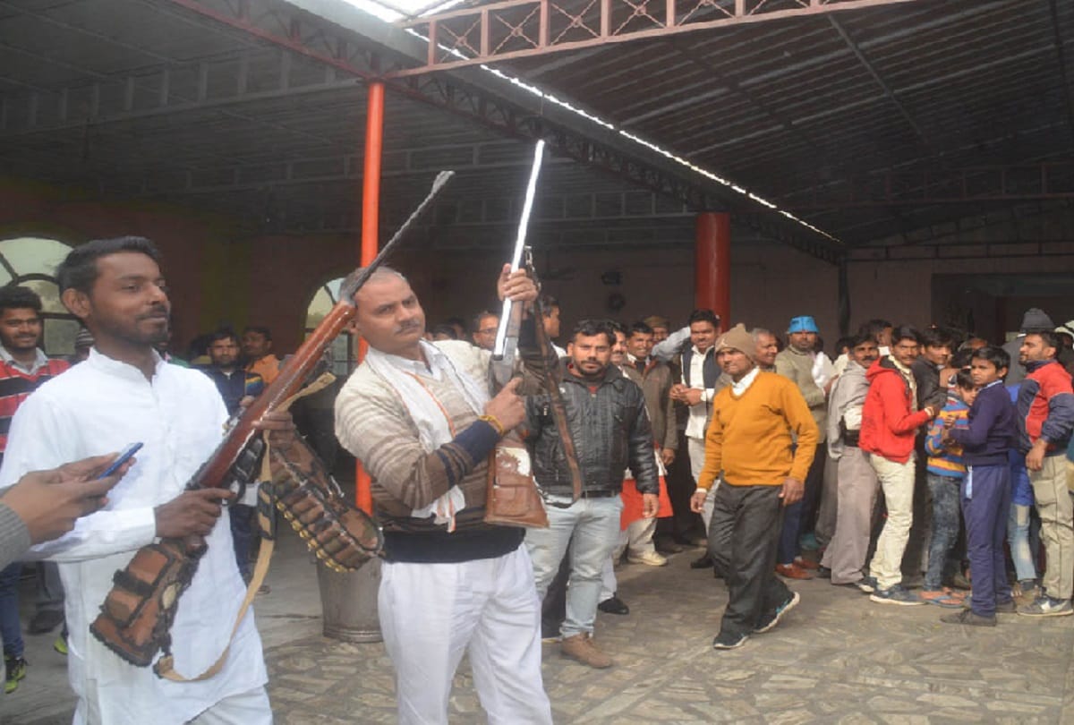 Baghpat, Firing in Mayawati's birthday and Loot of cake in Meerut