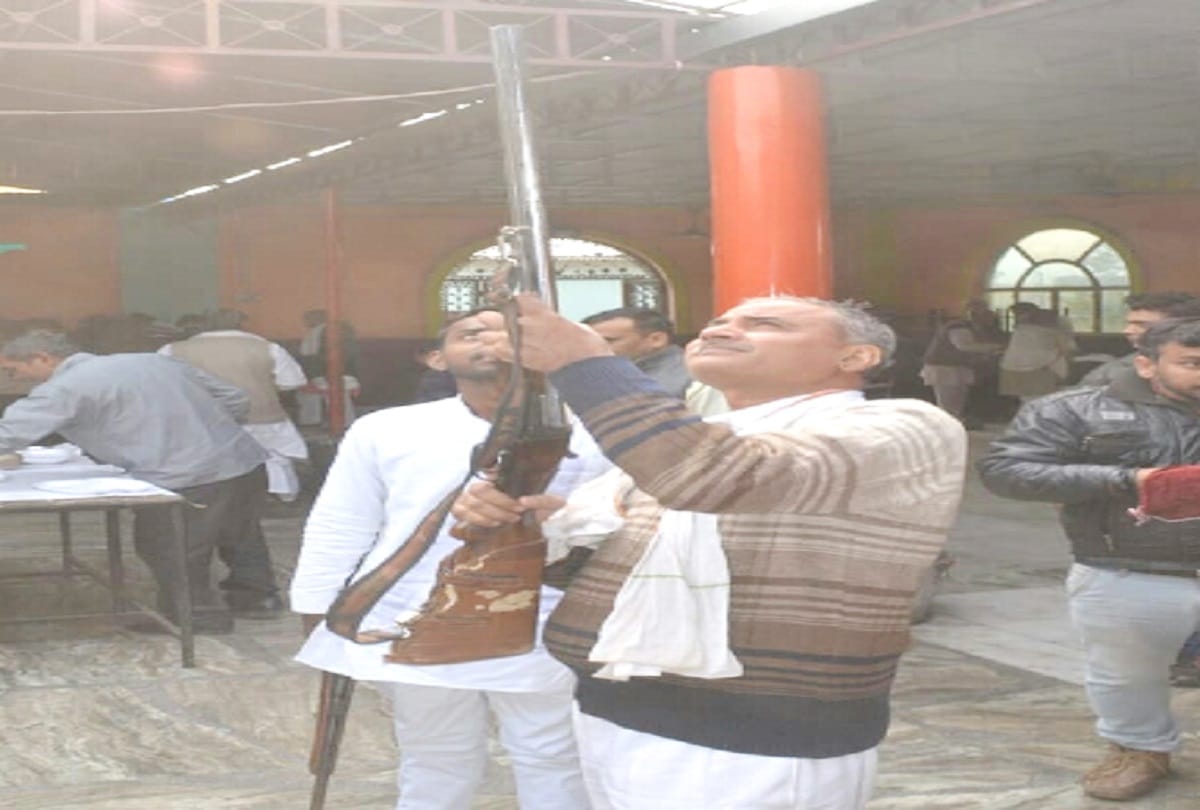 Baghpat, Firing in Mayawati's birthday and Loot of cake in Meerut