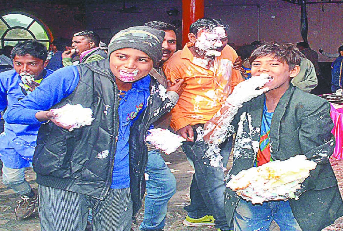 Baghpat, Firing in Mayawati's birthday and Loot of cake in Meerut