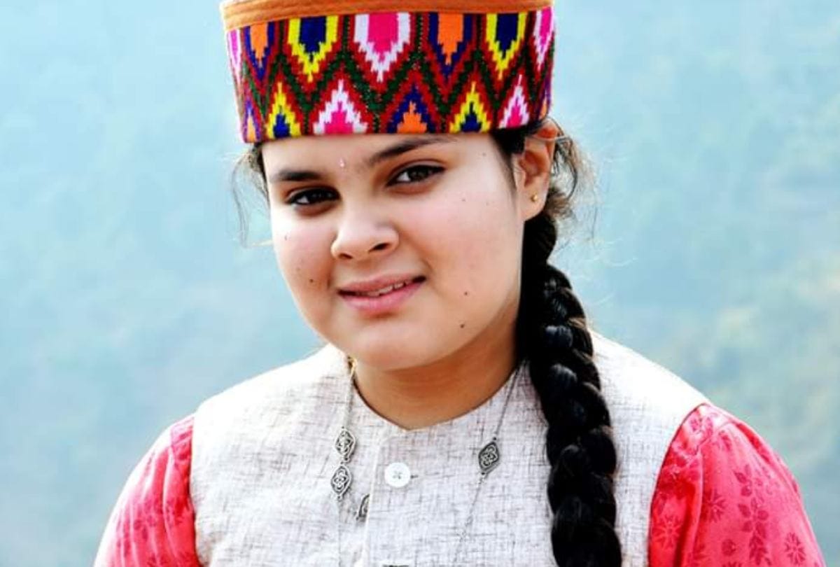 12 year old Anushka sing somg in 16 languages