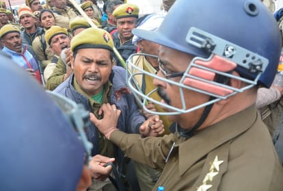 prd troops protest in hazratganj.
