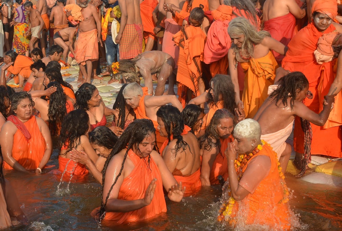 Kumbh 2019: lady saints take holy dip in sangam on makar sankranti Shahi snan