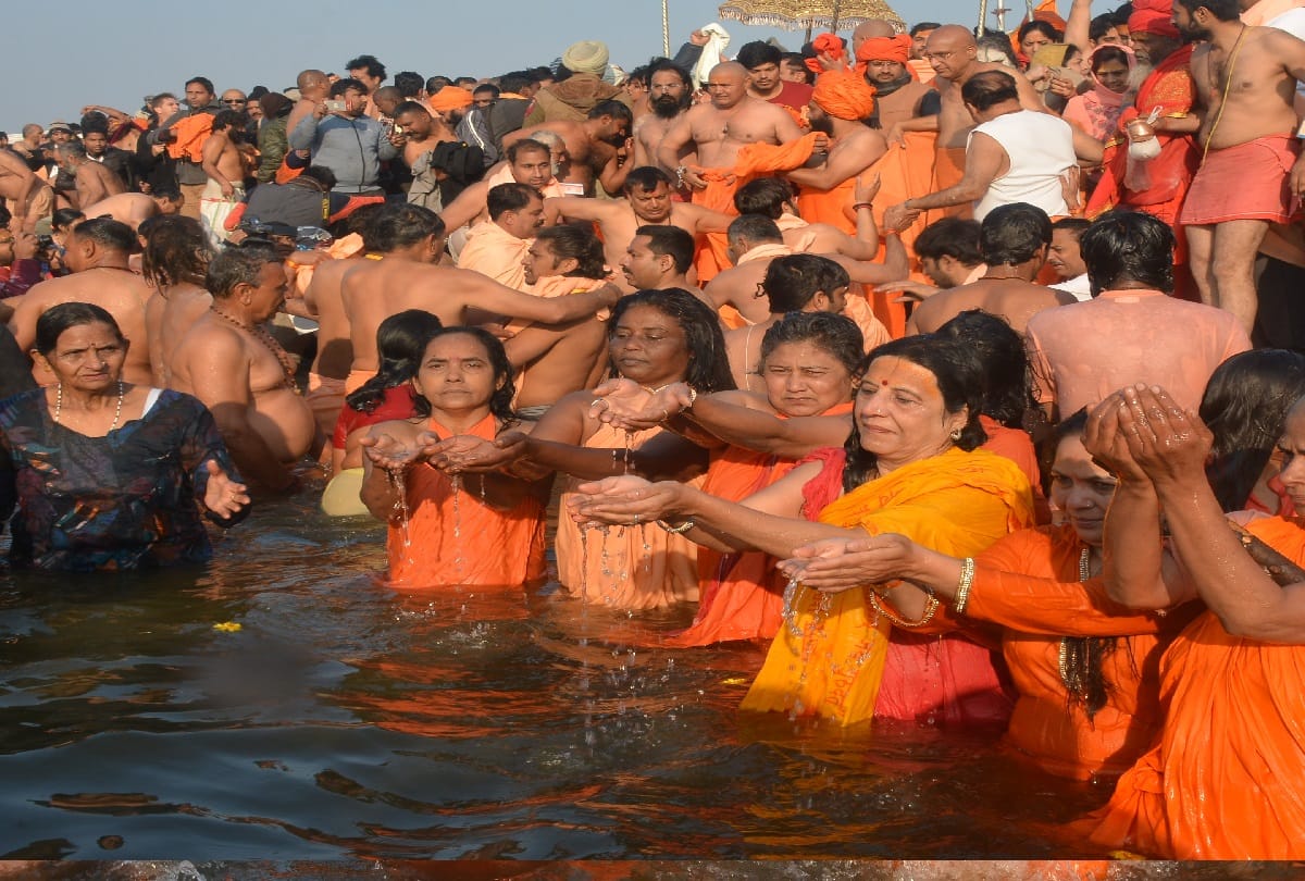 Kumbh 2019: lady saints take holy dip in sangam on makar sankranti Shahi snan