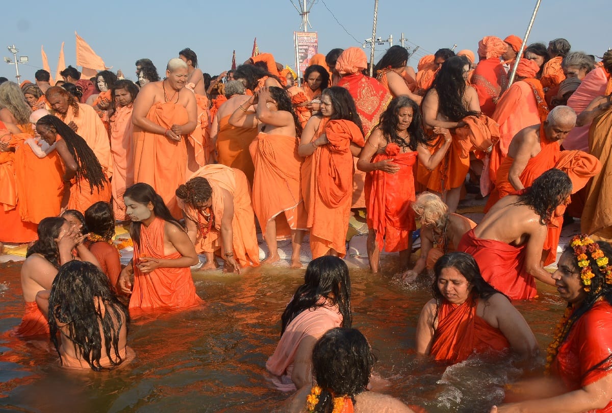 Kumbh 2019: lady saints take holy dip in sangam on makar sankranti Shahi snan