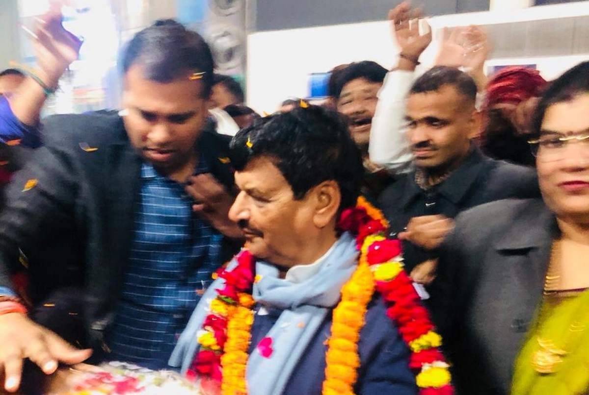 Shivpal singh yadav supporter broken gate of circuit house in varanasi