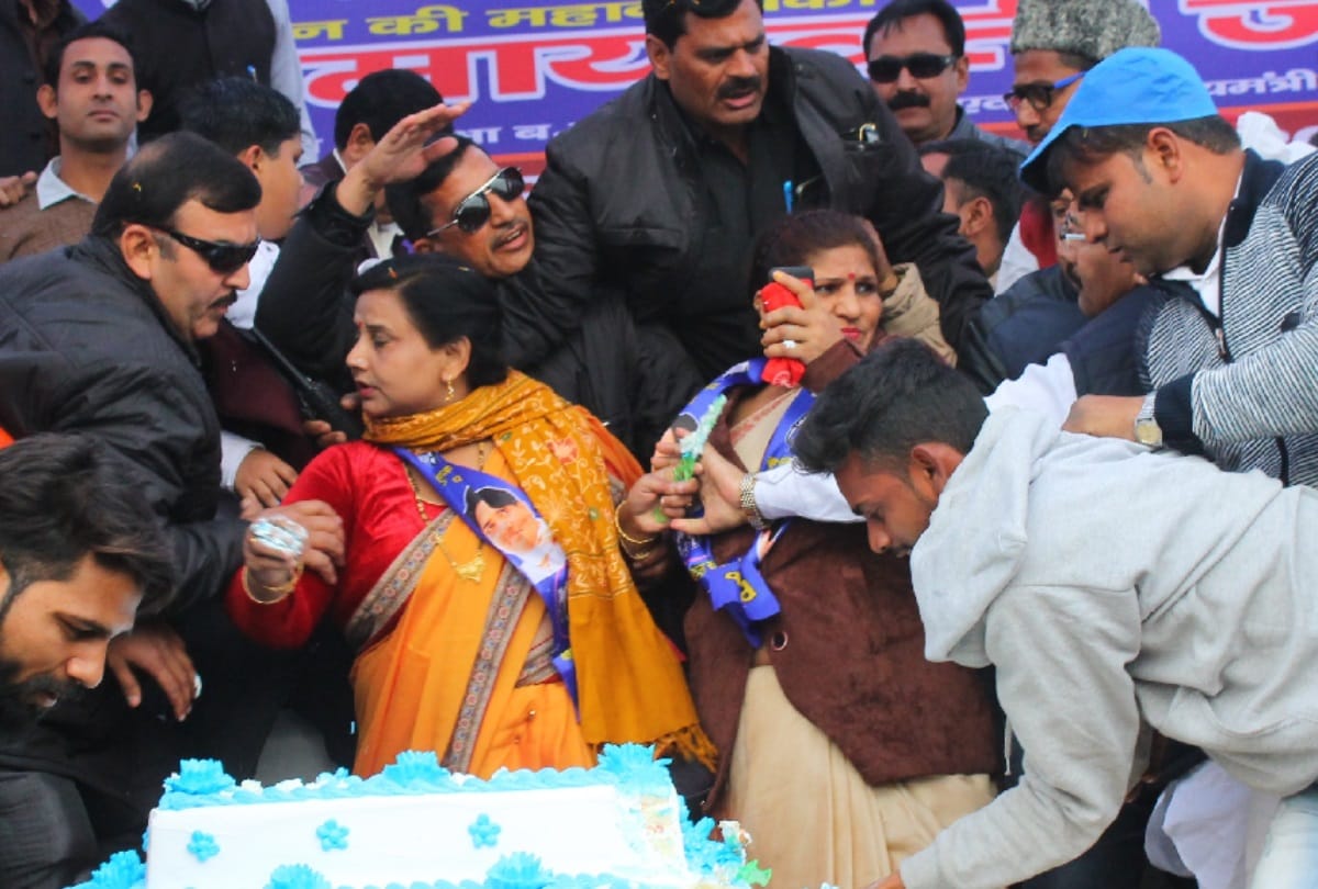 Mayawati birthday: Blue and Red comes togethe, Ralod makes a distance