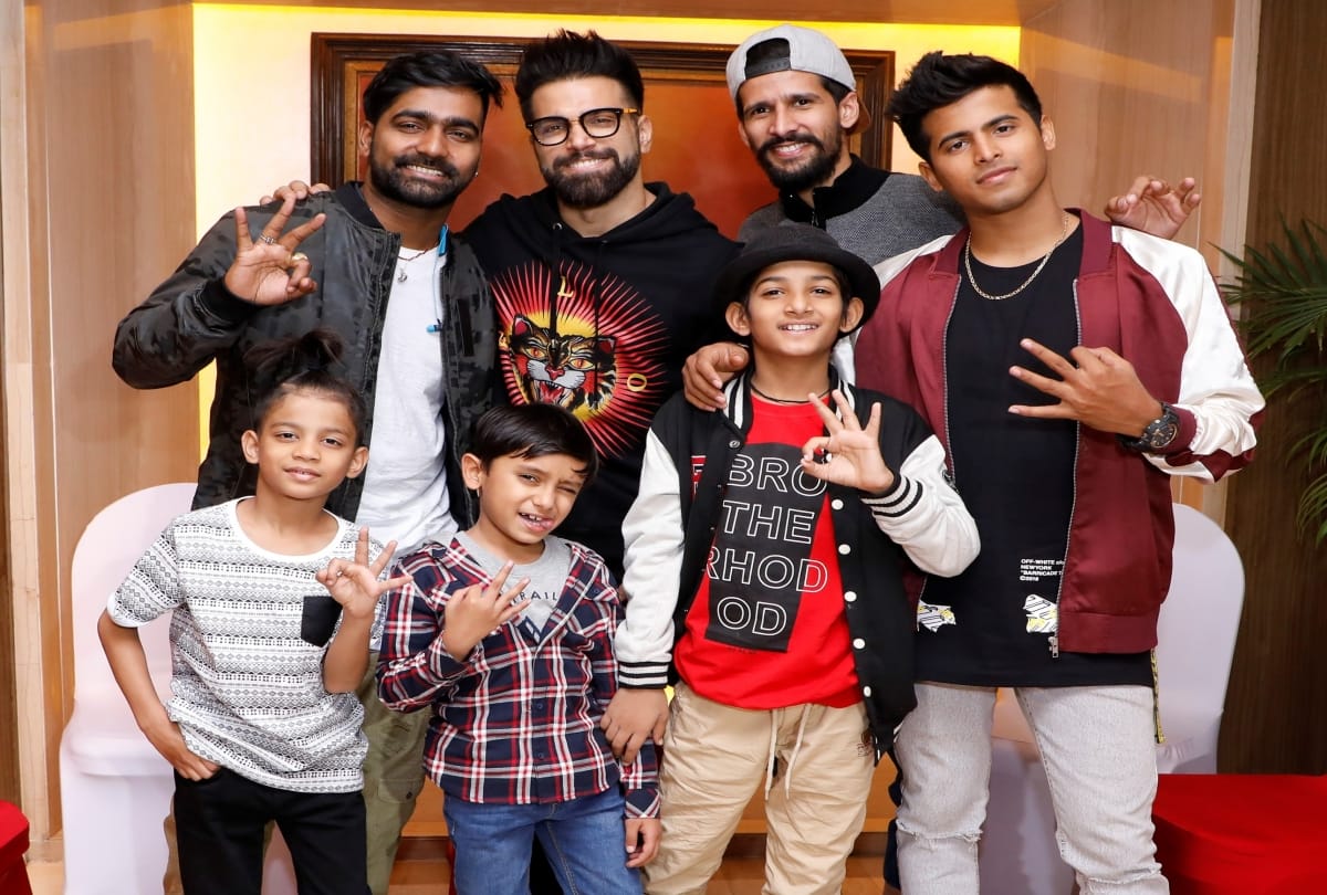 Host Ritwik Dhanjani charmed one and all with his inimitable style and banter