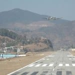 पिथौरागढ़ से यात्रियों को लेकर पंतनगर रवाना होता हवाई जहाज।