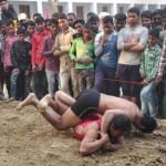 ओडीएफ ओलंपिक प्रतियोगिता में दांव आजमाते पहलवान।
