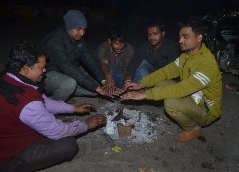 लकड़ी का अभाव, बुझ गए अलाव