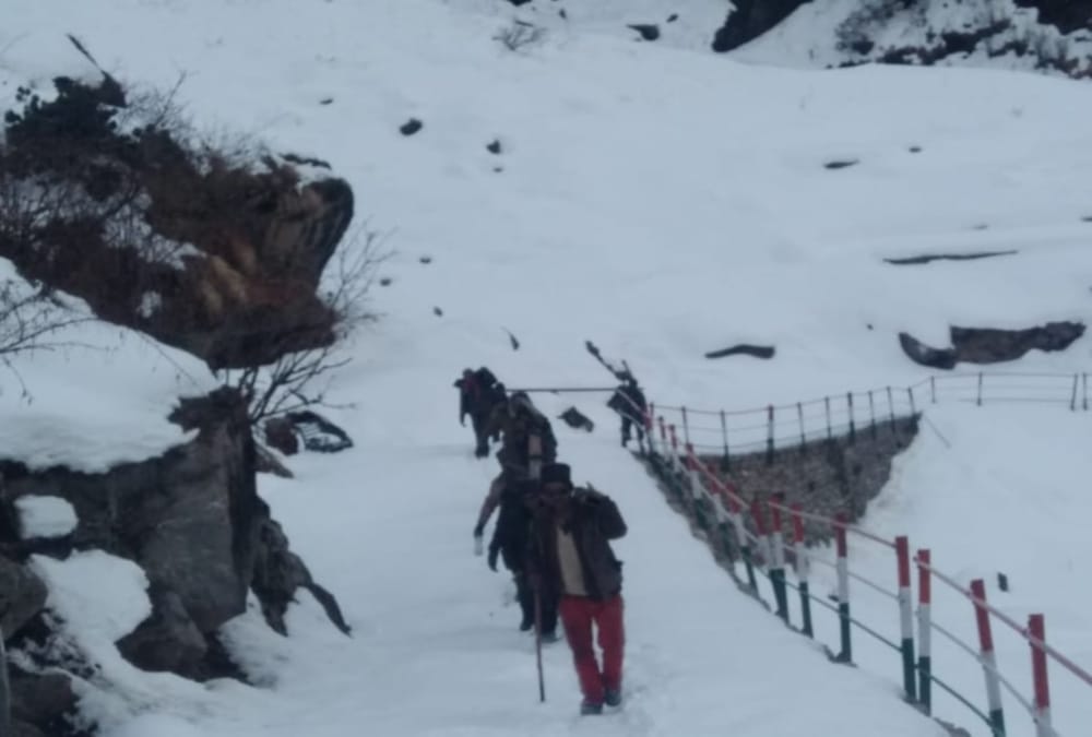 Kedarnath Dham Reconstruction work continue even heavy snowfall photos