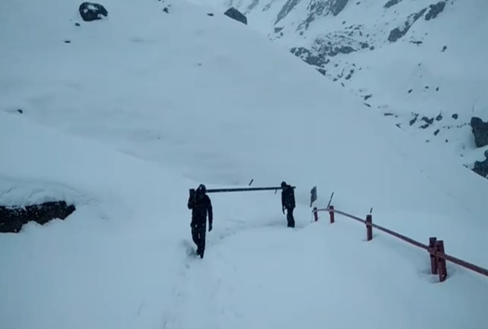 Kedarnath Dham Reconstruction work continue even heavy snowfall photos