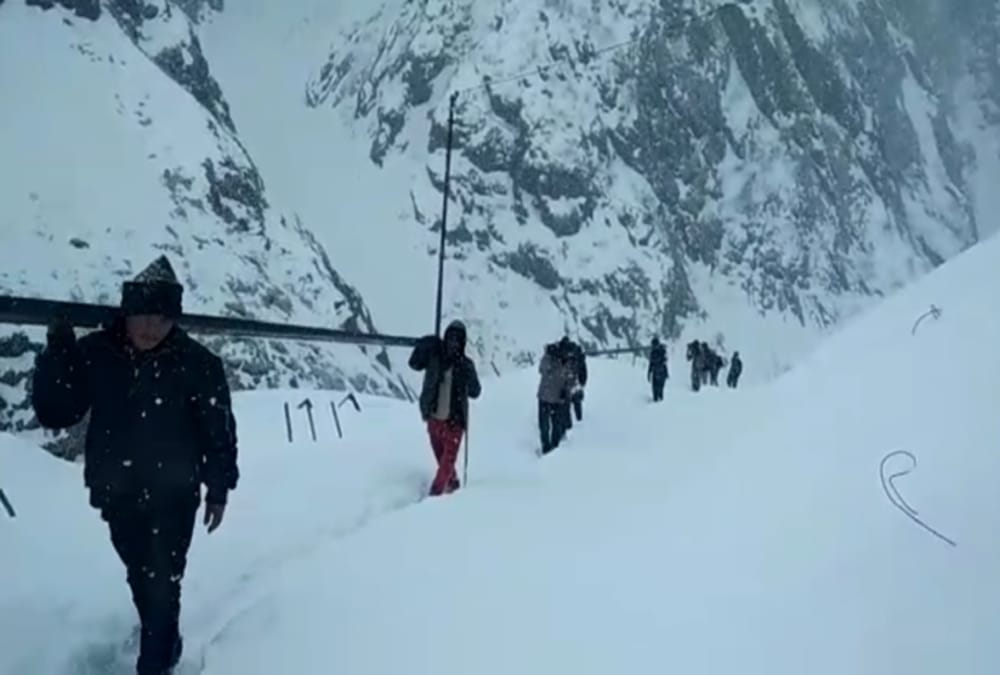 Kedarnath Dham Reconstruction work continue even heavy snowfall photos