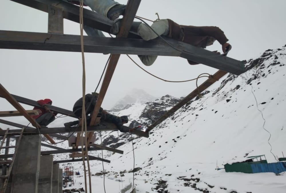 Kedarnath Dham Reconstruction work continue even heavy snowfall photos