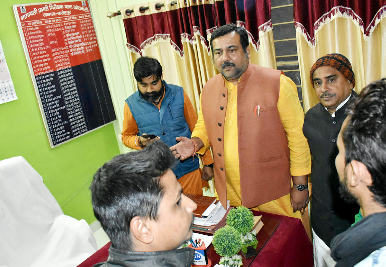 Video of DM and BJP MLA is viral in Fatehpur