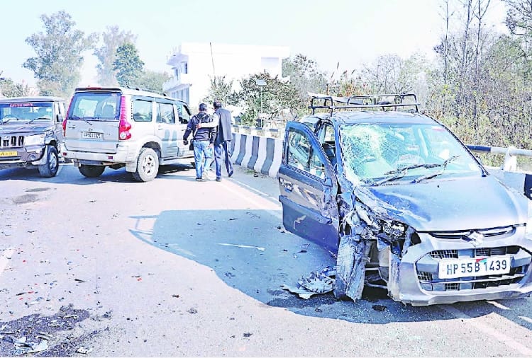 हाईवे पर एक साथ टकराए तीन वाहन, एक घायल