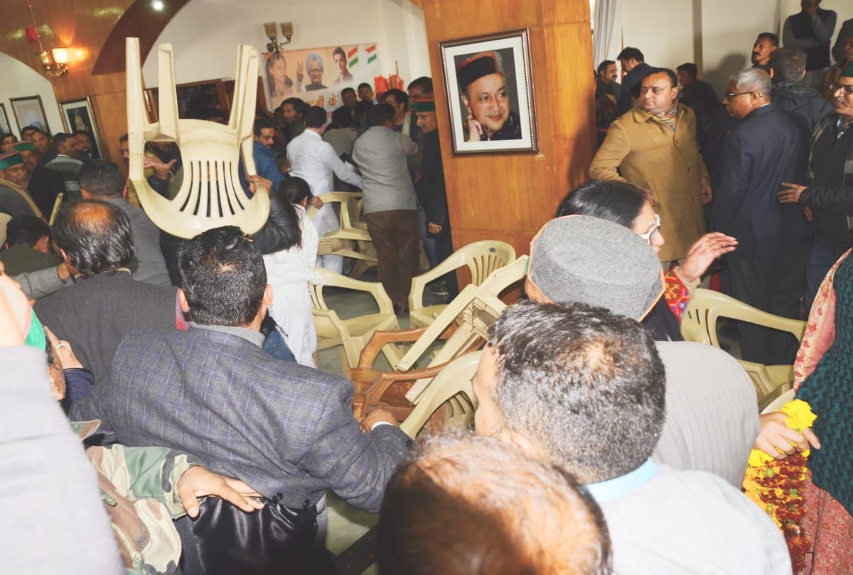 pics of clash between the supports of virbhadra singh and sukhwinder sukhu in shimla
