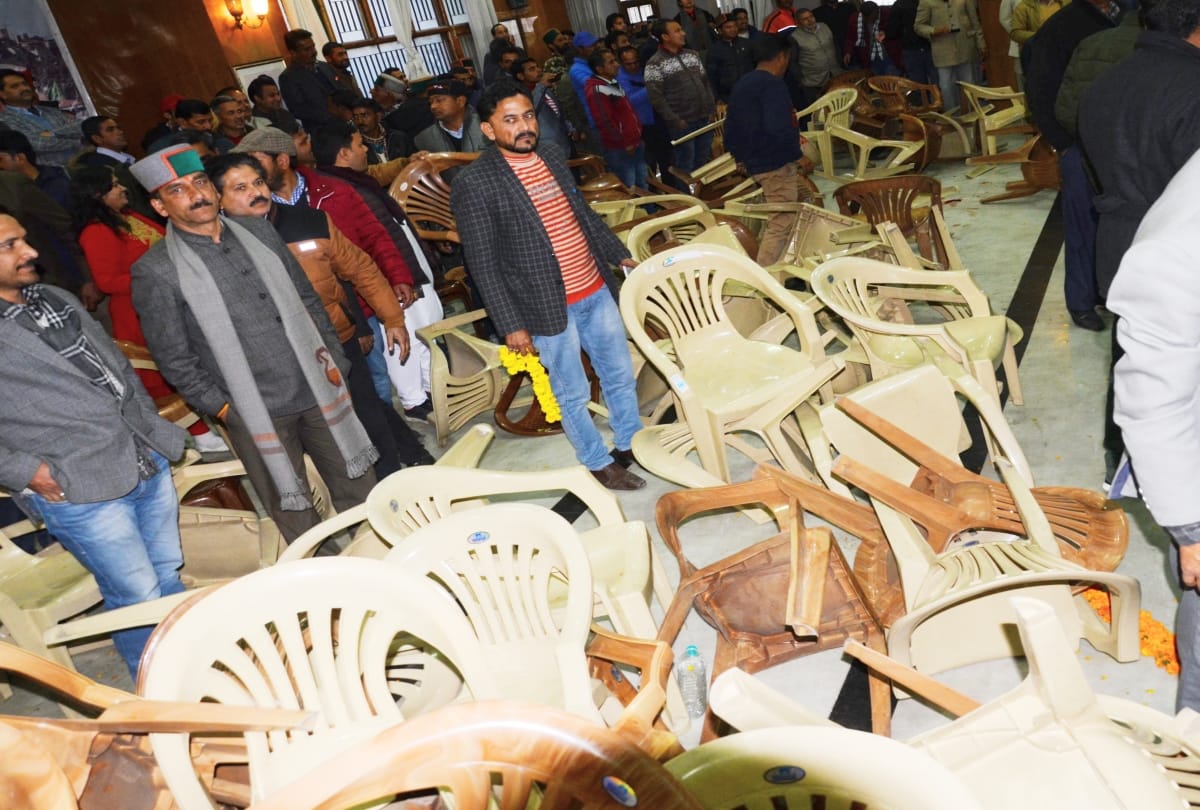 pics of clash between the supports of virbhadra singh and sukhwinder sukhu in shimla