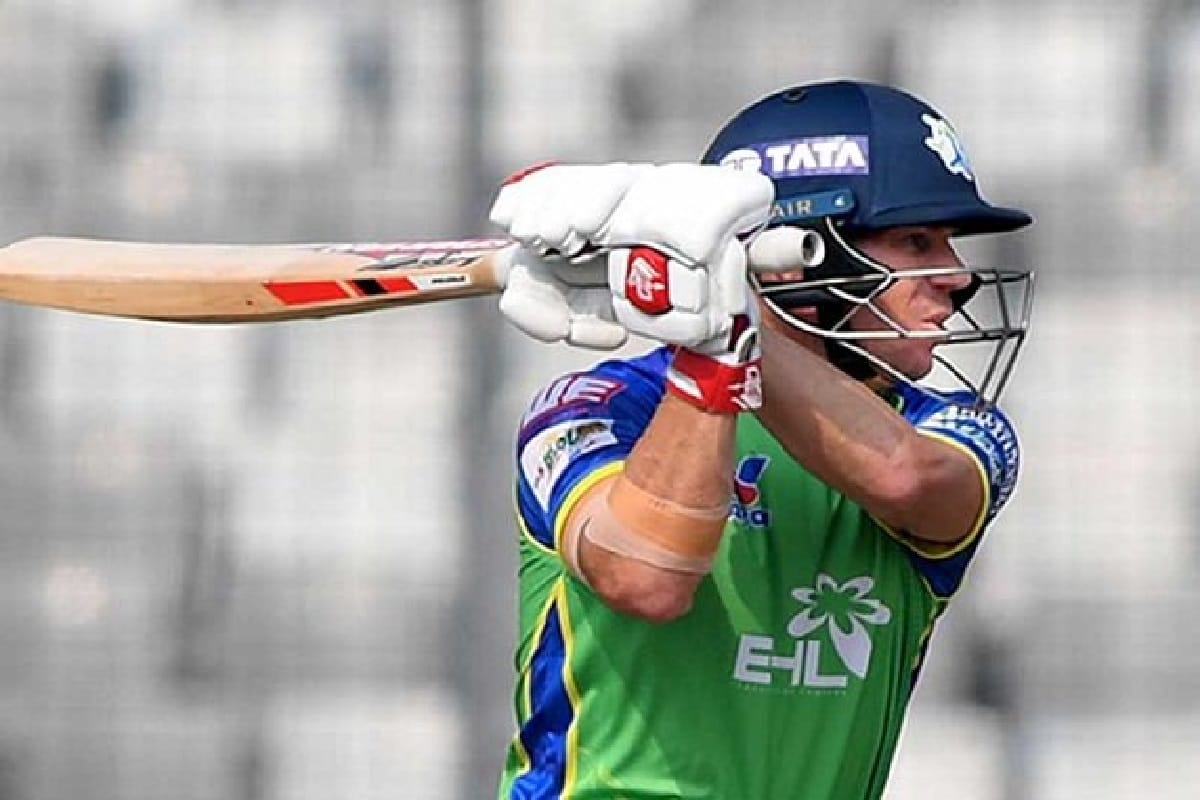 david warner hits big shots while right handed batting against chris gayle
