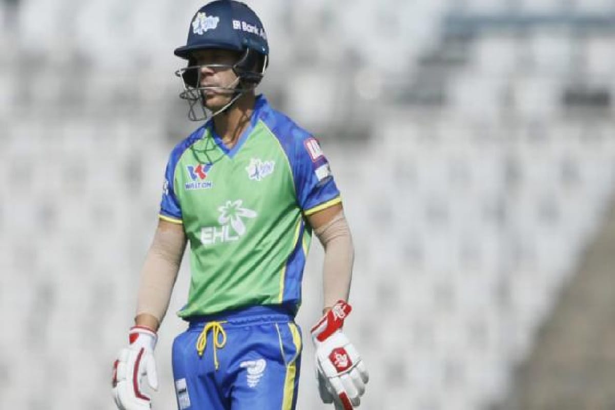 david warner hits big shots while right handed batting against chris gayle
